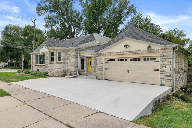 2000 Summit AVENUE, Waukesha, WI 53188