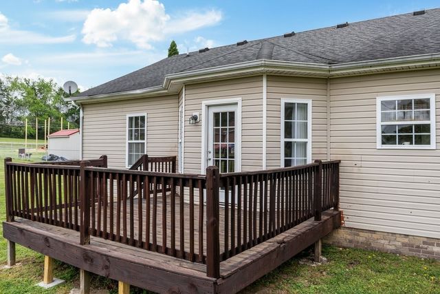 202 Parkside Ln, Burns, TN 37029
