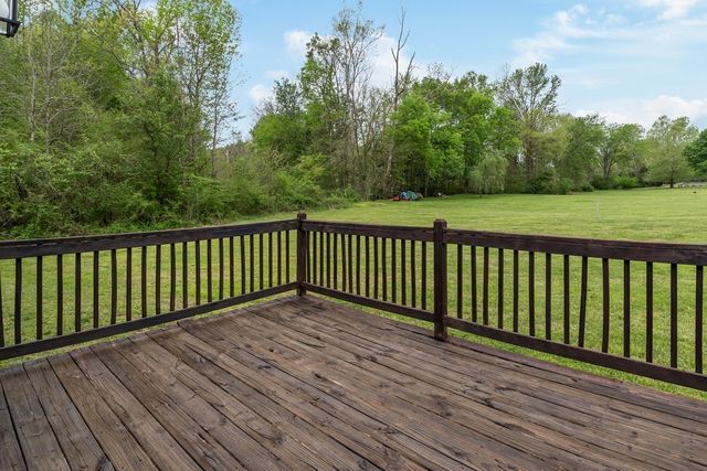 202 Parkside Ln, Burns, TN 37029