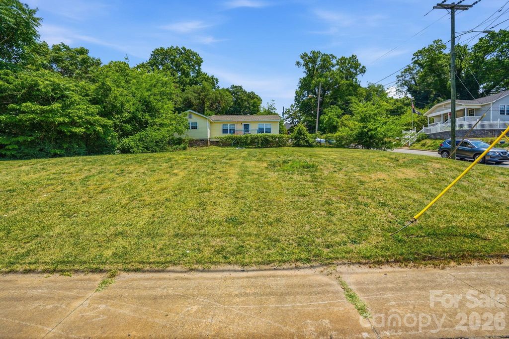 412 W Davidson Avenue, Gastonia, NC 28052