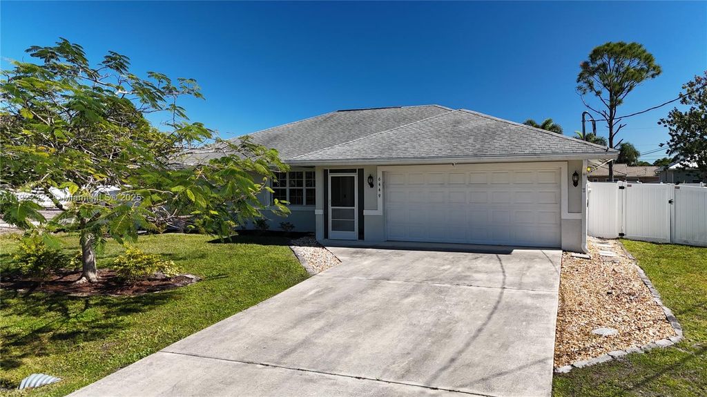 Image 1 of property listing at 6449 NW Fontana St, Port St. Lucie, FL 34986