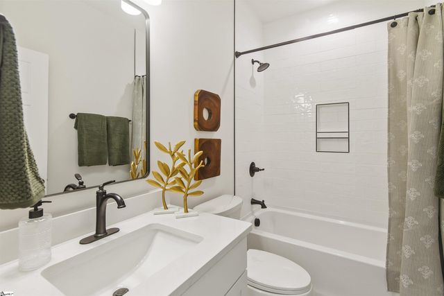 9 Hawthorne Lane Unit 105, Greenville, SC 29605