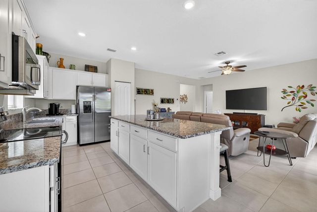 7697 NW Greenbank Circle, Port St. Lucie, FL 34987