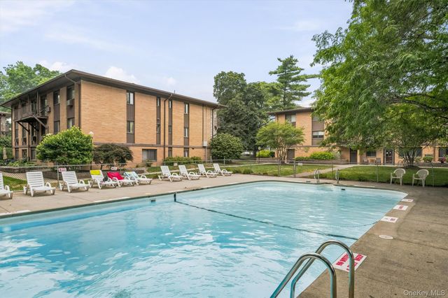 10 Oakwood Terrace 107, New Windsor, NY 12553