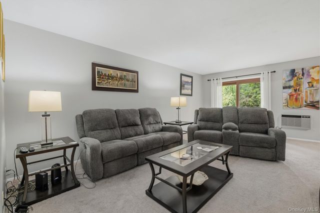 10 Oakwood Terrace 107, New Windsor, NY 12553