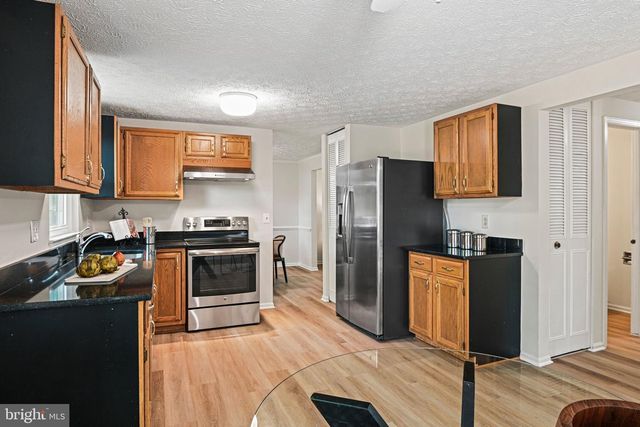 12528 CLIFF EDGE DR, Herndon, VA 20170