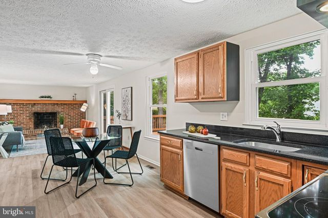 12528 CLIFF EDGE DR, Herndon, VA 20170