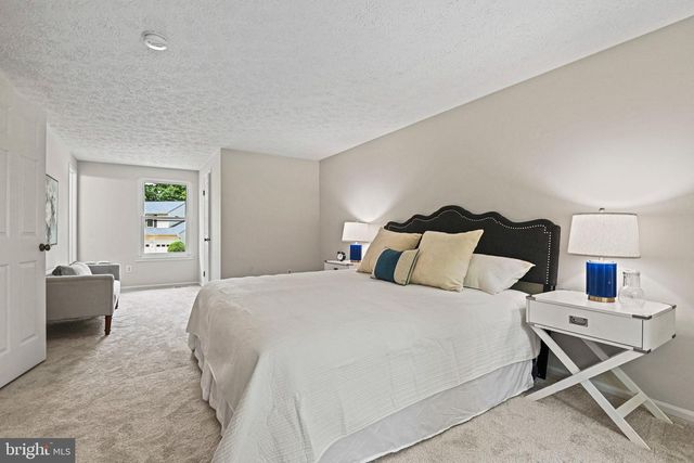 12528 CLIFF EDGE DR, Herndon, VA 20170