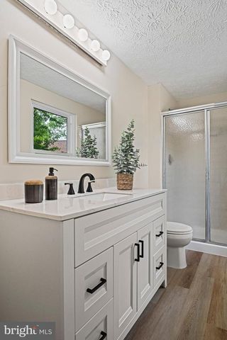 12528 CLIFF EDGE DR, Herndon, VA 20170