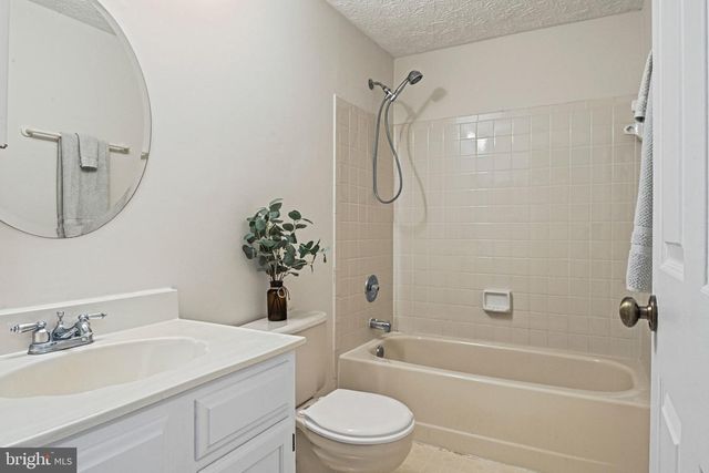12528 CLIFF EDGE DR, Herndon, VA 20170