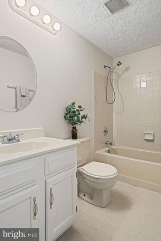 12528 CLIFF EDGE DR, Herndon, VA 20170