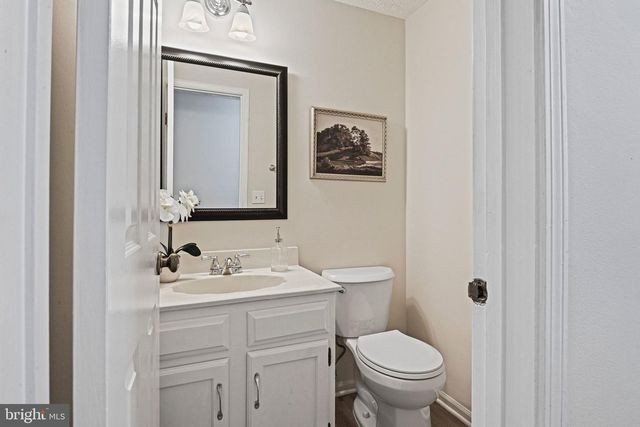 12528 CLIFF EDGE DR, Herndon, VA 20170
