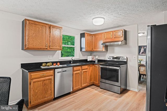 12528 CLIFF EDGE DR, Herndon, VA 20170