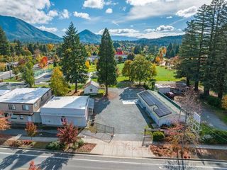 1489 Rogue River Highway, Grants Pass, OR 97527