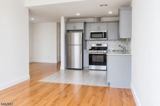 83 Stuyvesant Ave, Newark City, NJ 07106