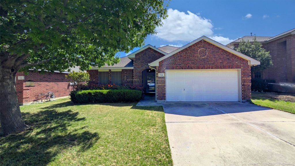 705 Chalk Knoll Road, Fort Worth, TX 76108