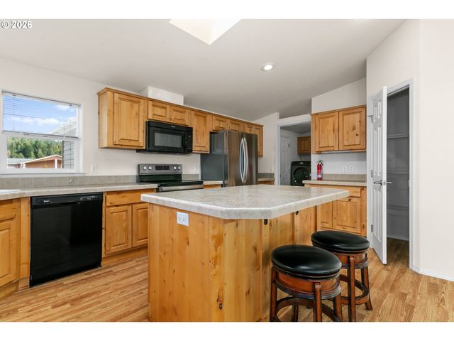 155 Se WHALESONG Dr, Depoe Bay, OR 97341