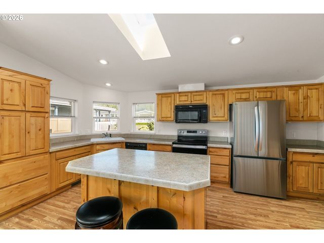 155 Se WHALESONG Dr, Depoe Bay, OR 97341