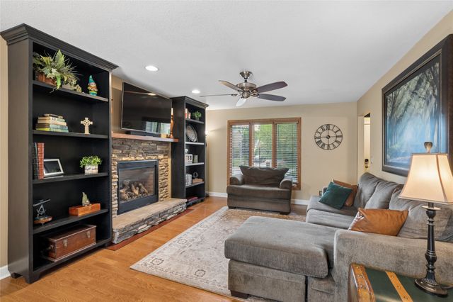 921 SE Peterson Drive, Ankeny, IA 50021