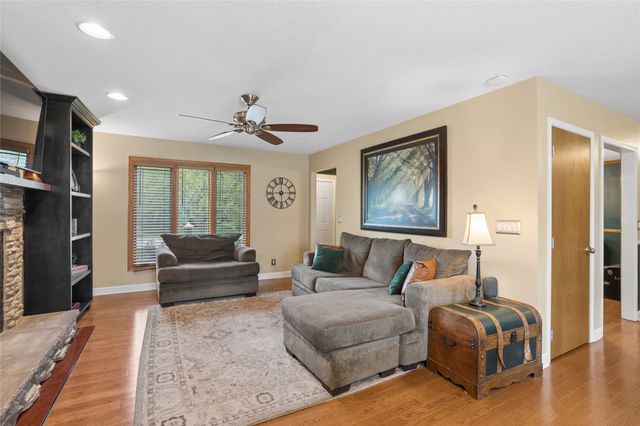 921 SE Peterson Drive, Ankeny, IA 50021