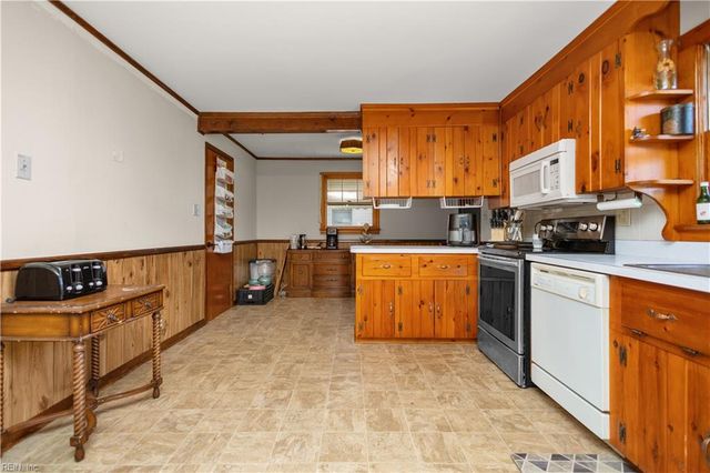 2044 Cherry LN, Chesapeake, VA 23323