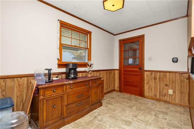 2044 Cherry LN, Chesapeake, VA 23323