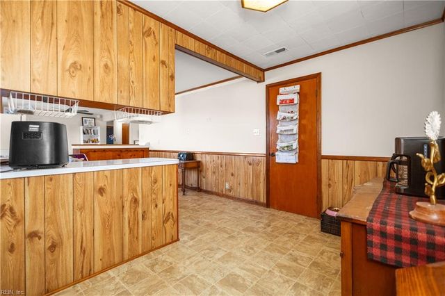 2044 Cherry LN, Chesapeake, VA 23323