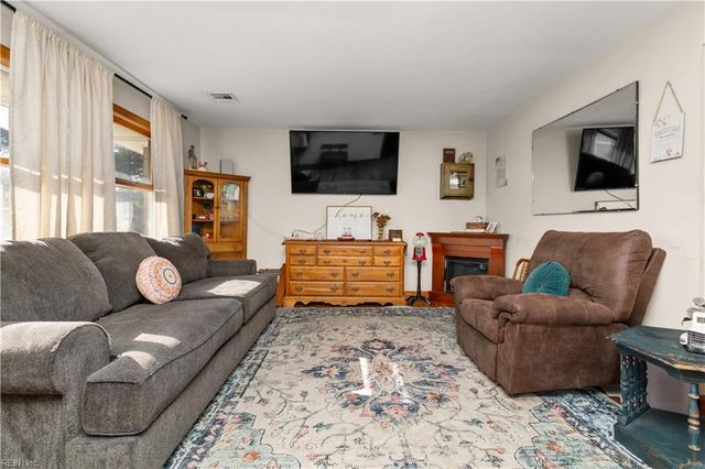 2044 Cherry LN, Chesapeake, VA 23323