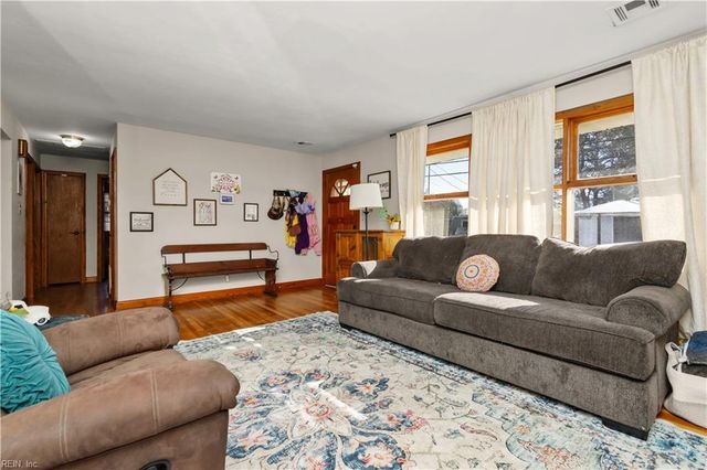 2044 Cherry LN, Chesapeake, VA 23323