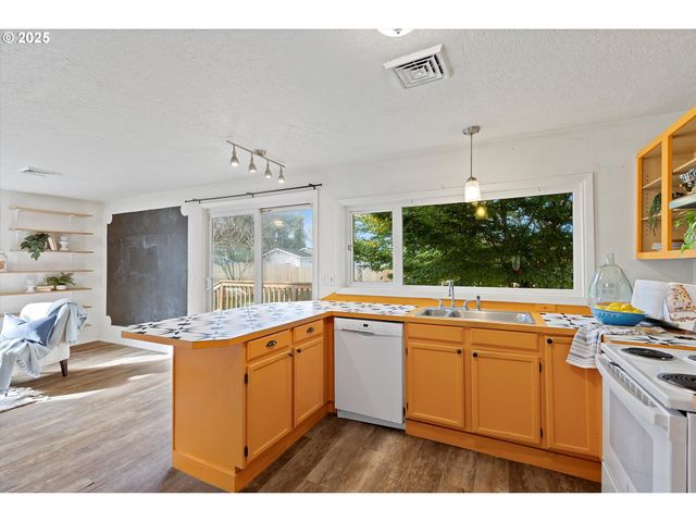 665 Se INDIAN TRAIL Ave, Depoe Bay, OR 97341