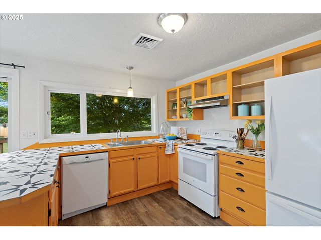 665 Se INDIAN TRAIL Ave, Depoe Bay, OR 97341