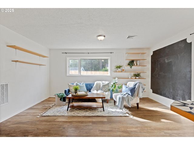 665 Se INDIAN TRAIL Ave, Depoe Bay, OR 97341