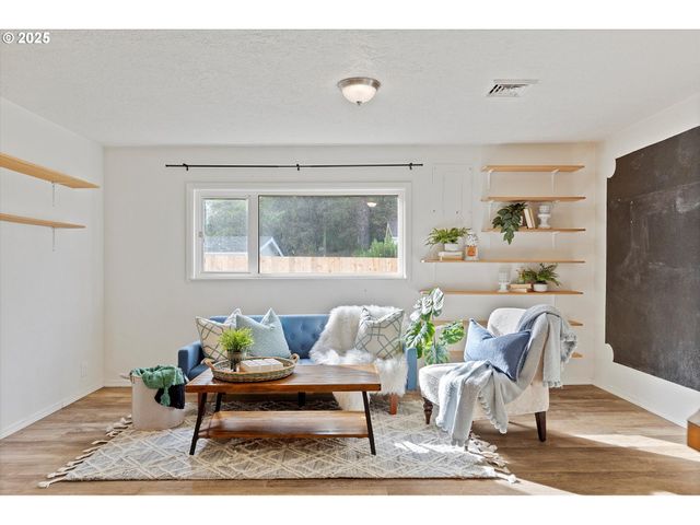 665 Se INDIAN TRAIL Ave, Depoe Bay, OR 97341