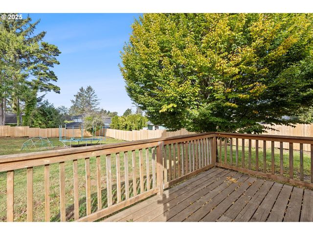 665 Se INDIAN TRAIL Ave, Depoe Bay, OR 97341