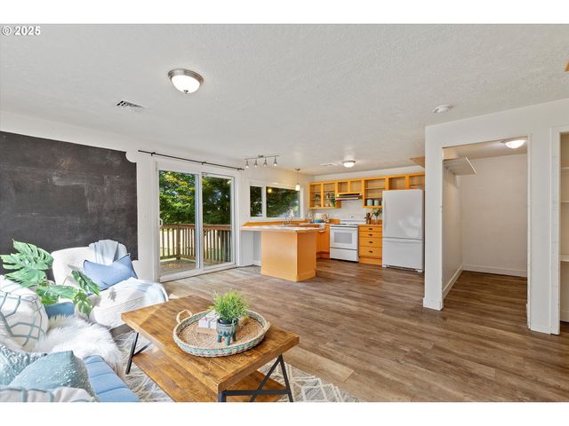 665 Se INDIAN TRAIL Ave, Depoe Bay, OR 97341