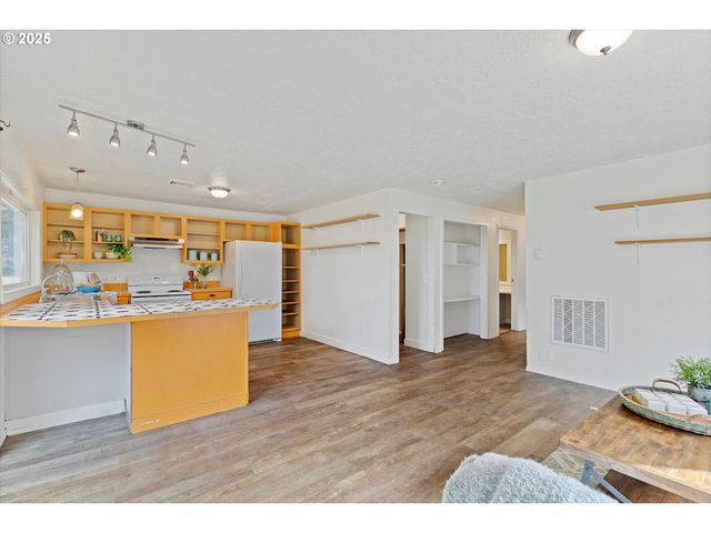 665 Se INDIAN TRAIL Ave, Depoe Bay, OR 97341