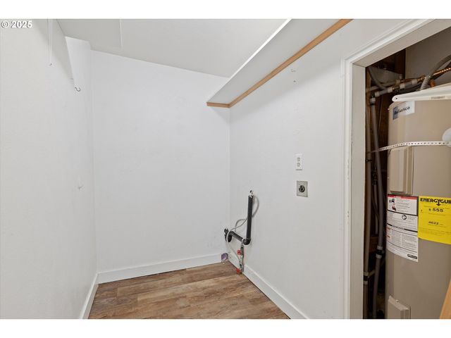 665 Se INDIAN TRAIL Ave, Depoe Bay, OR 97341