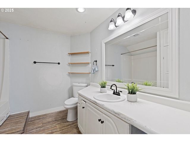 665 Se INDIAN TRAIL Ave, Depoe Bay, OR 97341