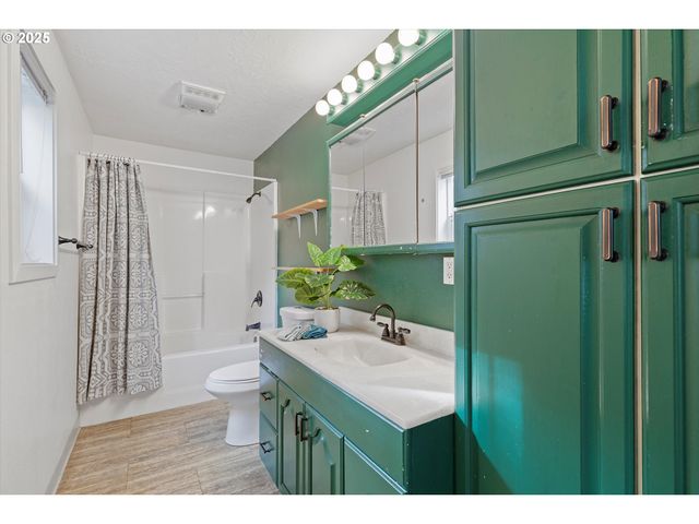 665 Se INDIAN TRAIL Ave, Depoe Bay, OR 97341