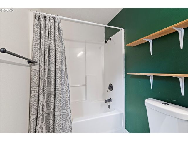 665 Se INDIAN TRAIL Ave, Depoe Bay, OR 97341