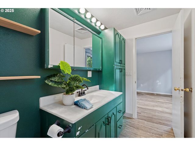 665 Se INDIAN TRAIL Ave, Depoe Bay, OR 97341