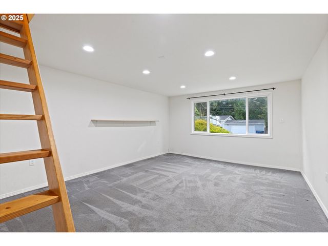 665 Se INDIAN TRAIL Ave, Depoe Bay, OR 97341