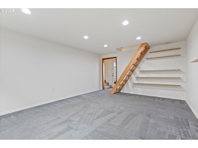 665 Se INDIAN TRAIL Ave, Depoe Bay, OR 97341