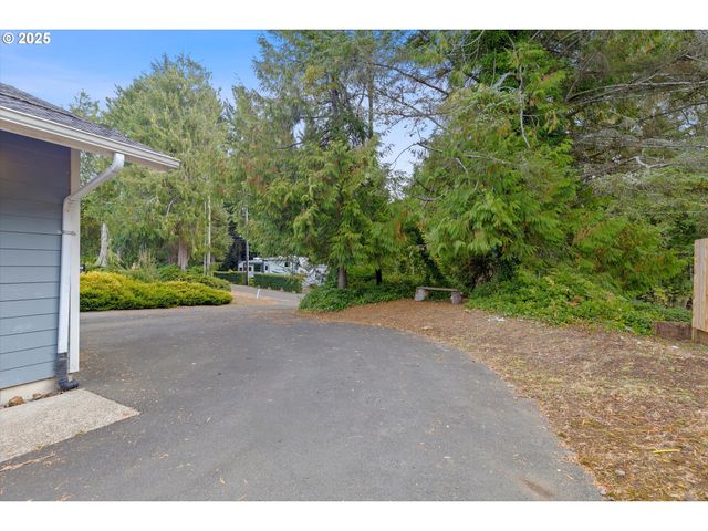 665 Se INDIAN TRAIL Ave, Depoe Bay, OR 97341
