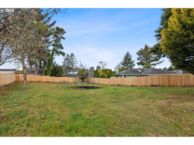 665 Se INDIAN TRAIL Ave, Depoe Bay, OR 97341