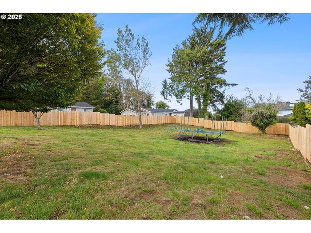 665 Se INDIAN TRAIL Ave, Depoe Bay, OR 97341