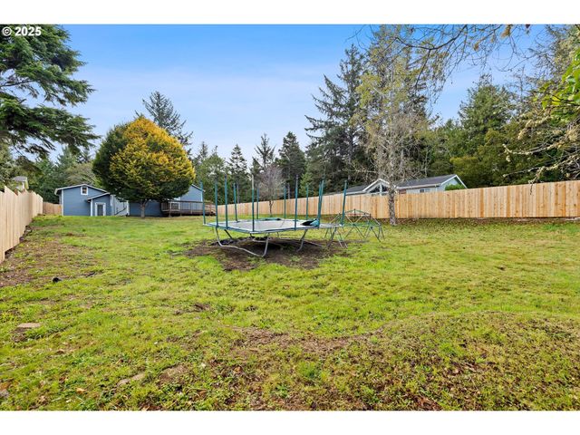 665 Se INDIAN TRAIL Ave, Depoe Bay, OR 97341