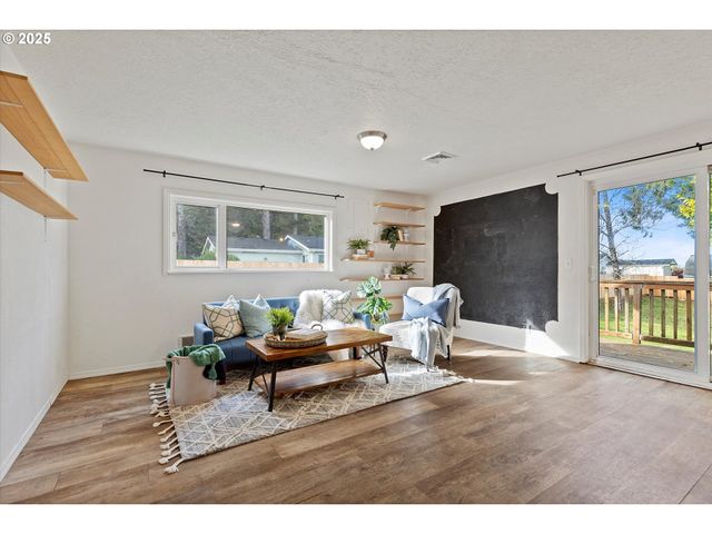 665 Se INDIAN TRAIL Ave, Depoe Bay, OR 97341