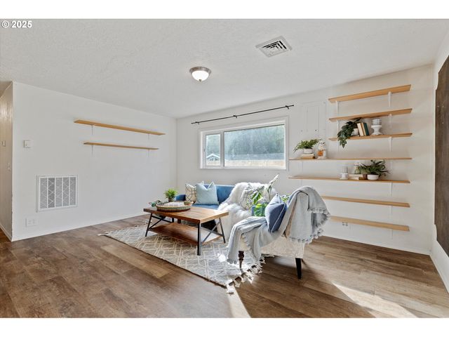 665 Se INDIAN TRAIL Ave, Depoe Bay, OR 97341