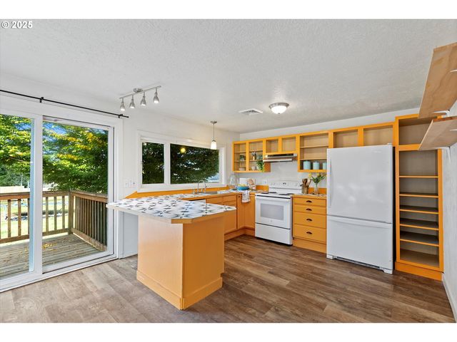 665 Se INDIAN TRAIL Ave, Depoe Bay, OR 97341